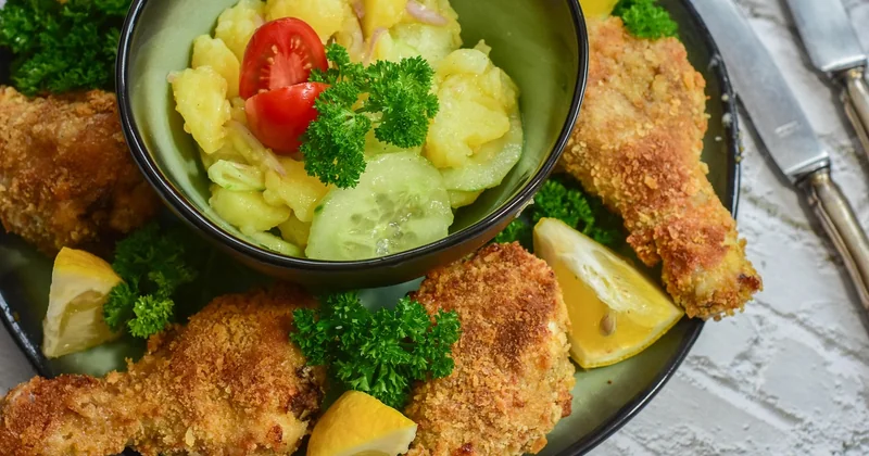 Poulet rôti au four avec pommes de terre : le plat complet